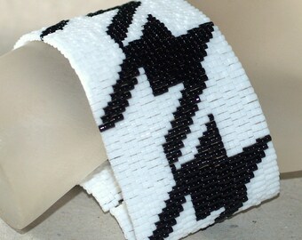 Houndstooth / Beadwoven Peyote Bracelet Cuff / Black and White Jewelry / Classic Fabric Pattern / Funky Statement Jewelry / Unisex Bracelet