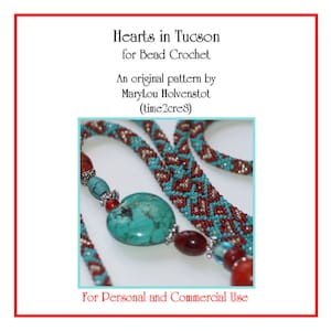 Pode incluir: Um colar com um pingente em forma de coração turquesa e detalhes vermelhos e prateados. O colar tem um padrão de contas turquesas e vermelhas. A imagem inclui o texto "Hearts in Tucson for Bead Crochet".