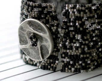 Pulseira de tweed/peiote tecida com miçangas/preto, prata, contas cinza/fecho de botão italiano/joia presente para ela/joia com miçangas