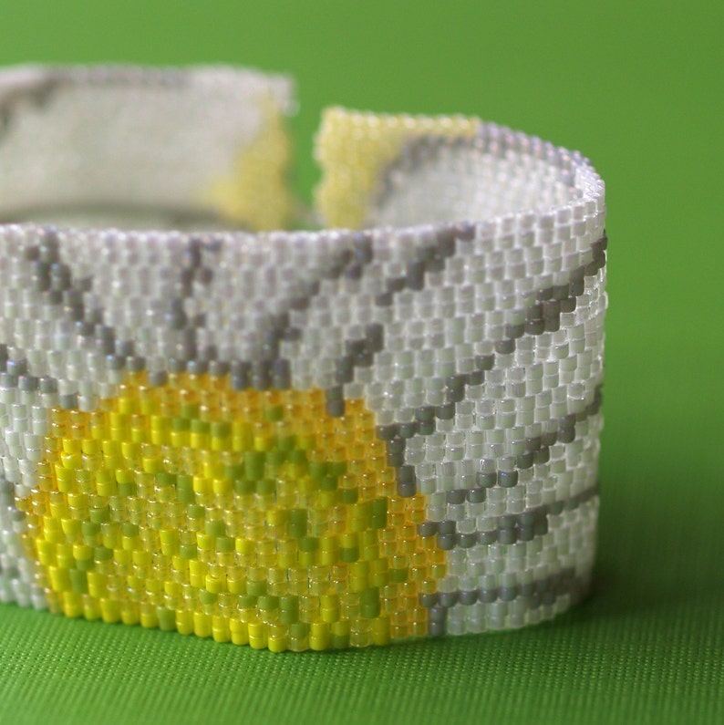 Shasta Daisies / Beadwoven Peyote Bracelet Cuff / Summer Spring Flowers Design / Floral Beading / Yellow & White Beads / Plant Lover Gift image 4