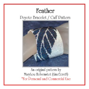 Puede incluir: Un brazalete de cuentas de punto de peyote blanco y azul con un diseño de pluma. El brazalete está en la muñeca de una persona. El texto "Feather Peyote Bracelet / Cuff Pattern" está en la parte superior de la imagen. El texto "An original pattern by MaryLou Holvenstot (time2cre8) *For Personal and Commercial Use" está en la parte inferior de la imagen.