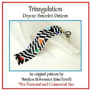 Op de afbeelding: Een zwart-wit peyote-armband met kleurrijke geometrische vormen. De armband ligt op een wit oppervlak. Triangulation Peyote Bracelet Pattern. Een origineel patroon van MaryLou Holvenstot (time2cre8). *Voor persoonlijk en commercieel gebruik*