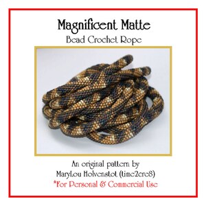 Pode incluir: Uma corda de crochê de contas enrolada em tons de castanho, bege e preto. O texto "Magnificent Matte Bead Crochet Rope" está no topo. O texto "An original pattern by MaryLou Holvenstot" está na parte inferior.