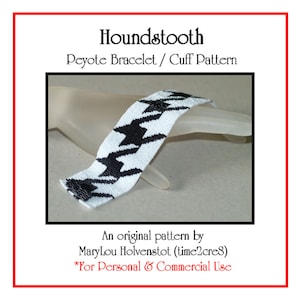 Pode incluir: Um padrão de pulseira ou punho peyote em preto e branco com padrão de pata de galinha. A pulseira é exibida em uma forma transparente em forma de mão. A imagem inclui o texto "Houndstooth Peyote Bracelet / Cuff Pattern" e "An original pattern by MaryLou Holvenstot (time2cre8) *For Personal & Commercial Use."