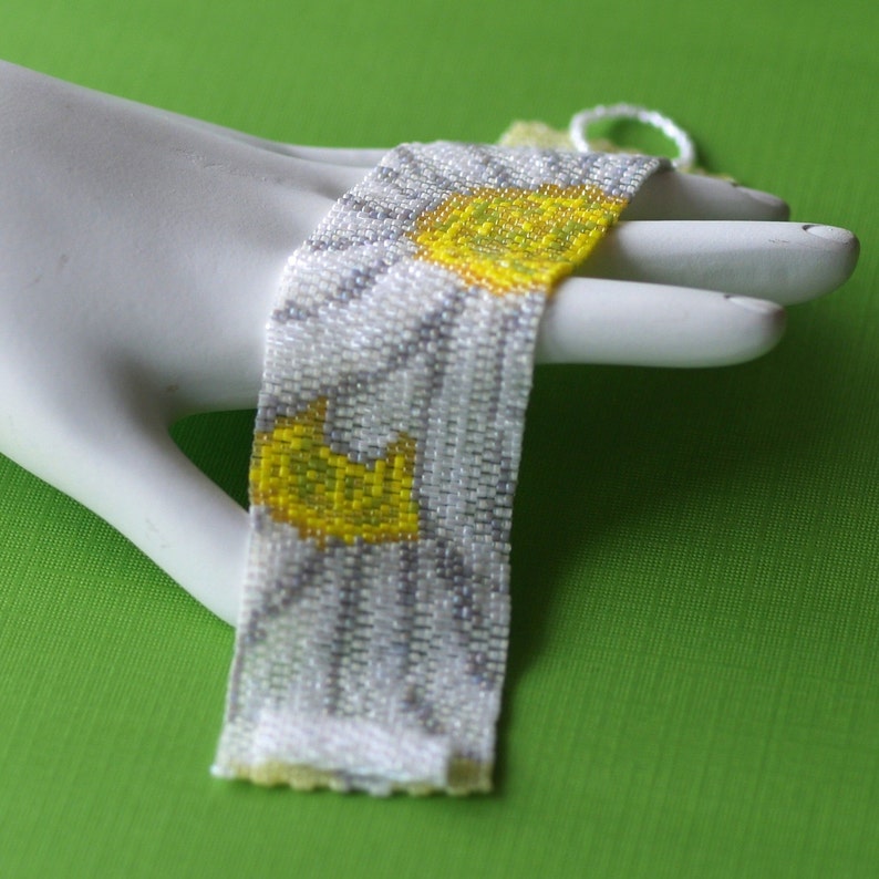 Shasta Daisies / Beadwoven Peyote Bracelet Cuff / Summer Spring Flowers Design / Floral Beading / Yellow & White Beads / Plant Lover Gift image 5
