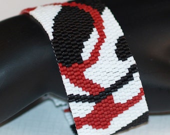 Modern Latex Paint / Beadwoven Peyote Bracelet Cuff / Abstract Pattern Red, White, Black Bracelet / Beaded Bracelet / Gift for Painter
