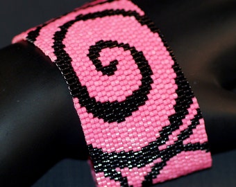 Black Scribbles on Hot Pink / Beadwoven Peyote Bracelet Cuff / Bubblegum Pink and Black Swirl Bead Design / Beaded Jewelry / Gift for Mom