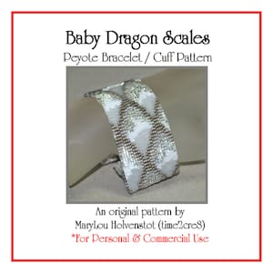 Pode incluir: Um bracelete de ponto peyote prateado e branco com um padrão de escamas de dragão. O bracelete está no braço de uma modelo. O texto "Baby Dragon Scales" e "Peyote Bracelet / Cuff Pattern" está na parte superior da imagem. O texto "An original pattern by MaryLou Holvenstot (time2cres)" e "*For Personal & Commercial Use" está na parte inferior da imagem.