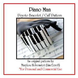 Pode incluir: Uma pulseira peyote em preto e branco com um design de teclas de piano. A imagem também inclui partituras e o texto "Piano Man Peyote Bracelet / Cuff Pattern" e "An original pattern by MaryLou Holvenstot".