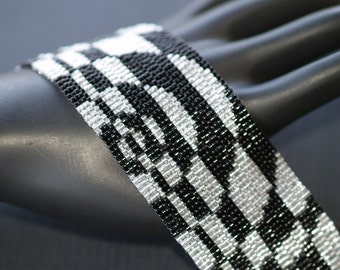 Op Art in Silver and Black / Wide Beadwoven Cuff Peyote Bracelet / Black and White Optical Illusion / Modern Beaded Jewelry / Unisex Cuff