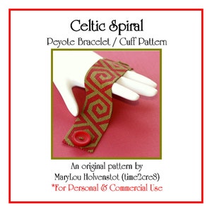 Könnte beinhalten: Ein rotes und goldenes Perlenarmband mit einem keltischen Spiralmuster. Das Armband ist in Peyotestich gearbeitet und wird auf einer Hand gezeigt. Der Text "Celtic Spiral Peyote Bracelet / Cuff Pattern" befindet sich oben im Bild. Der Text "An original pattern by MaryLou Holvenstot (time2cre8) *For Personal & Commercial Use" befindet sich unten im Bild.