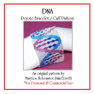 Puede incluir: Un brazalete de cuentas con un patrón de ADN en tonos de azul, morado y blanco. El brazalete está hecho con punto de peyote y es de estilo brazalete. El texto "DNA Peyote Bracelet / Cuff Pattern" está en la parte superior de la imagen. El texto "An original pattern by MaryLou Holvenstot (time2cres)" está en la esquina inferior izquierda de la imagen. El texto "*For Personal & Commercial Use" está en la esquina inferior derecha de la imagen.
