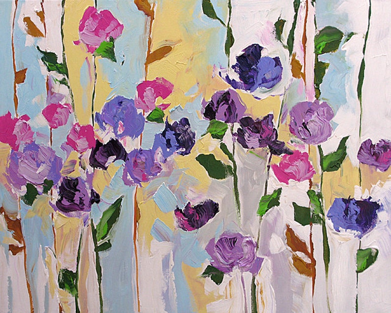 Pu&ograve; includere: Dipinto astratto di un campo di fiori in tonalit&agrave; di viola, rosa e blu. I fiori sono dipinti con pennellate spesse e hanno un aspetto testurizzato. Lo sfondo &egrave; azzurro e giallo.