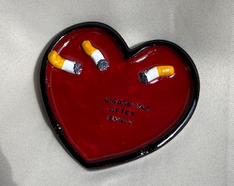 Cenicero con forma de corazón texturizado, bandeja para cigarrillos con la frase "¿Después de qué?", decoración Weirdcore, regalo divertido para fumadores, plato de arcilla hecho a mano, arte alternativo vanguardista.