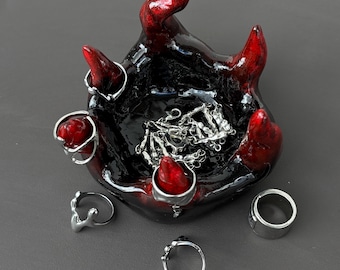 Soporte abstracto para anillos, bandeja de joyería con forma de llama gótica, plato decorativo escultórico hecho a mano, arte moderno en rojo y negro, regalo alternativo único.