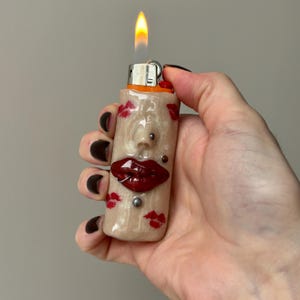 Estuche para encendedor único con labios perforados, regalo para fumadores con estética Weirdcore, arte peculiar hecho a mano.