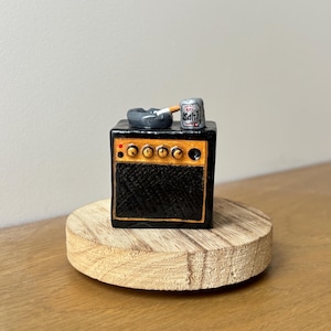Quemador de incienso con forma de amplificador de guitarra texturizado, soporte para conos estilo punk, cenicero miniatura hecho a mano para cerveza, regalo único para músicos.