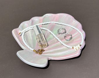 Bandeja para joyas Mermaidcore, plato para baratijas con textura de concha marina, soporte para anillos de perlas rosas hecho a mano, decoración de tocador coqueta, regalo único y bonito para ella.