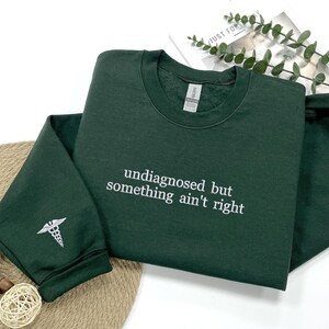 T-shirt Humoristique 'Undiagnosed But Something Ain't Right' - Citation Drôle - Coupe Classique Homme/femme - Cadeau Décalé