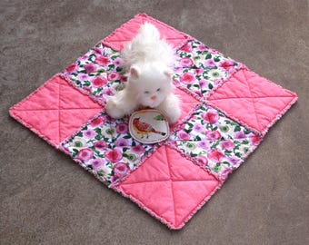pink quilt for cats, pet bedding, blankets for animals, cat beds, puppy beds, kitten sleeping mats, animal beds, crate mats, kitten mat