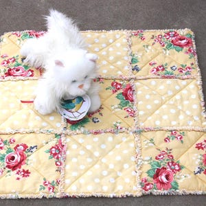 yellow cat quilt, quilts for cats, kitten blankets, washable pet bedding, dog blankets, pet crate mat, beds for dogs, cat blankets, catnip