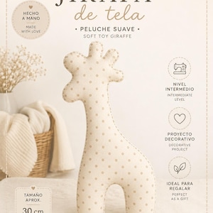 Puede incluir: Un peluche de jirafa de tela beige con lunares marrones. La imagen incluye texto: munestpattern, JIRAFA de tela, SOFT TOY GIRAFFE, PATRÓN PDF, PDF PATTERN, HECHO A MANO, MADE WITH LOVE, NIVEL INTERMEDIO, INTERMEDIATE LEVEL, 30 cm, y más.