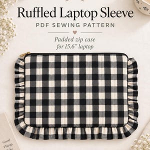 Puede incluir: Una funda rectangular acolchada para portátil con un patrón de cuadros vichy en blanco y negro, un borde con volantes y una cremallera dorada. El texto dice Ruffled Laptop Sleeve PDF SEWING PATTERN Padded zip case for 15.6" laptop.