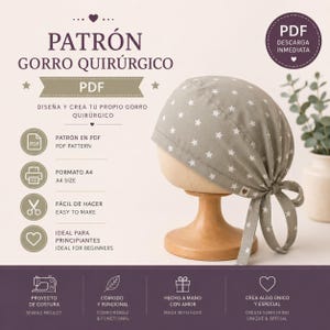 Puede incluir: Un patrón de costura en PDF para un gorro quirúrgico de tela gris claro con estampado de estrellas blancas. El gorro se muestra sobre un soporte de madera y tiene cintas para atar. La imagen contiene texto en español e inglés sobre el patrón.