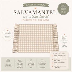 Può includere: Un cartamodello digitale per una tovaglietta rettangolare con volant laterali, caratterizzato da un motivo a quadretti vichy beige e bianco. La grafica include testo in spagnolo e inglese, come 'PLACEMAT WITH SIDE RUFFLE' e 'PDF INSTANT DOWNLOAD', insieme a icone di una macchina da cucire e cuori.