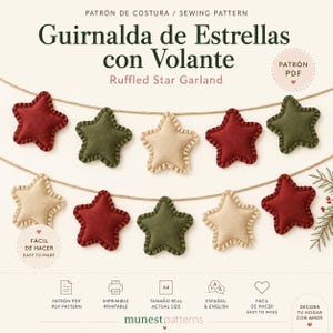Può includere: Un cartamodello per una ghirlanda di stelle con volant, con testo in spagnolo e inglese. L'immagine mostra due file di stelle in tessuto rosso, verde oliva e beige, ciascuna con un bordo arricciato, appese a un sottile spago marrone.