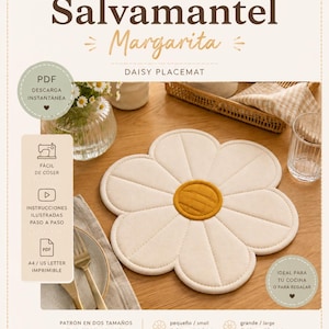 Puede incluir: Un patrón de costura para un salvamantel con forma de margarita titulado Salvamantel Margarita. El documento incluye instrucciones para dos tamaños: 26 cm y 32 cm de diámetro. Muestra un gráfico de un salvamantel color crema y amarillo.