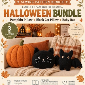 Puede incluir: Un paquete de patrones de costura titulado Halloween Bundle con instrucciones para un cojín de calabaza, un cojín de gato negro y un murciélago. El gráfico incluye texto para 3 patrones PDF e instrucciones ilustradas paso a paso.
