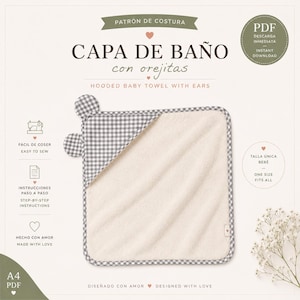 Puede incluir: Un patrón de costura digital para una capa de baño para bebé con orejitas, con texto en español e inglés. La toalla es de color crema con una capucha y un borde de tela de cuadros vichy en tonos gris y blanco.