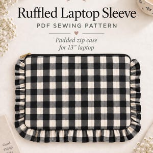 Puede incluir: Una funda acolchada para portátil con estampado de cuadros vichy en blanco y negro, borde con volantes y cremallera dorada. El texto dice: Ruffled Laptop Sleeve PDF SEWING PATTERN Padded zip case for 13" laptop. Good Things Take Time.