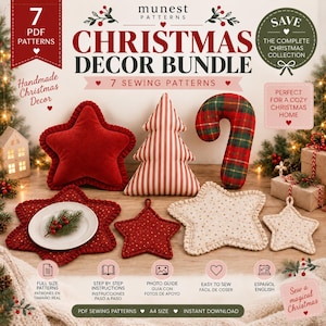 Puede incluir: Un paquete digital de 7 patrones de costura navideños que incluye un cojín de estrella de terciopelo rojo, un árbol a rayas, un bastón de caramelo a cuadros y varias alfombrillas en forma de estrella. El texto incluye "CHRISTMAS DECOR BUNDLE".