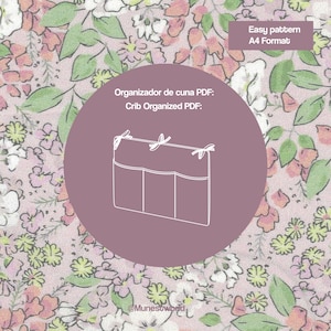 Puede incluir: Un fondo de patrón floral rosa con un contorno blanco de un organizador de cuna con tres bolsillos. El texto "Organizador de cuna PDF: Crib Organized PDF" está por encima del organizador. El texto "Easy pattern A4 Format" está en la esquina superior derecha. El texto "@Munesoworld" está en la esquina inferior derecha.