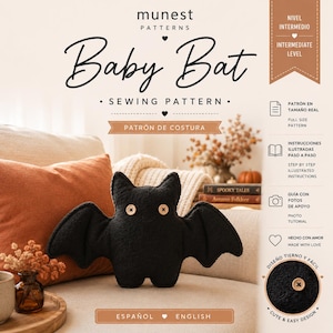 Puede incluir: Un juguete de peluche de murciélago negro con dos ojos de botón de color marrón claro, que presenta un anuncio de patrón de costura titulado Baby Bat de munest patterns. El texto incluye nivel intermedio e instrucciones ilustradas.
