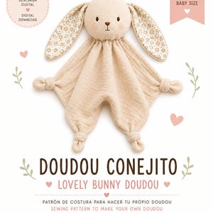 Pode incluir: Um doudou de tecido bege em forma de coelhinho, orelhas compridas com padrão floral, rosto bordado com bochechas rosadas e cantos com nós. A imagem inclui texto como "DOUDOU CONEJITO", "LOVELY BUNNY DOUDOU" e "30 CM" para um molde de costura.
