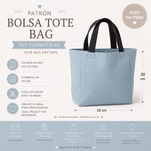 May include: A light blue tote bag with black handles. Text includes PATRÓN BOLSA TOTE BAG, PDF FORMATO A4, TOTE BAG PATTERN, and MUNESTPATTERN. Dimensions are 30 cm in height and 33 cm in width. Icons represent sewing, printing, and crafting.