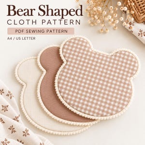 Puede incluir: Un patrón de costura en PDF para una tela con forma de oso, con el texto Bear Shaped CLOTH PATTERN PDF SEWING PATTERN A4 / US LETTER. La imagen muestra tres piezas de tela con forma de oso en beige, marrón y un estampado de cuadros vichy.