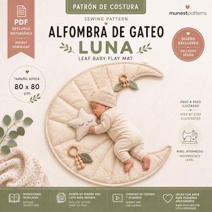 Puede incluir: Un patrón de costura para una alfombra de gateo en forma de media luna de 80 x 80 cm. El diseño incluye una alfombra beige acolchada, un cojín con forma de estrella y juguetes de madera. El texto incluye 'PATRÓN DE COSTURA' y 'ALFOMBRA DE GATEO LUNA'.