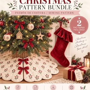 Puede incluir: Un paquete de patrones de costura digital titulado Christmas Pattern Bundle de munestpatterns. La imagen muestra una falda de árbol acolchada de color crema con motivos de bayas rojas y un calcetín de terciopelo rojo, con texto que indica dos patrones.