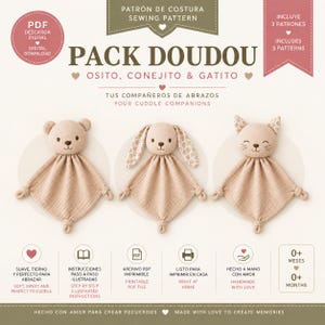 Puede incluir: Un patrón de costura digital para tres doudous de tela beige con forma de osito, conejito y gatito. Los juguetes tienen esquinas anudadas y caras bordadas. El texto incluye PACK DOUDOU, OSITO, CONEJITO & GATITO, y otras indicaciones.