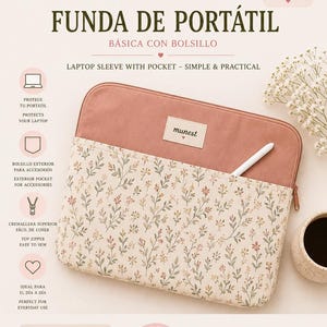 Può includere: Un cartamodello per una custodia per laptop da 15,6 pollici con tasca. Il design presenta una sezione superiore in tinta unita rosa polvere e una inferiore color crema con un delicato motivo floreale. Uno stilo bianco è nella tasca esterna.