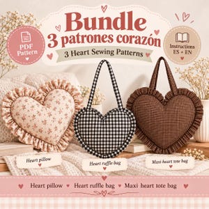 Puede incluir: Un paquete de 3 patrones de costura que incluye un cojín de corazón floral con volantes, un bolso de corazón con volantes de cuadros negros y blancos, y un bolso tote de corazón maxi de cuadros marrones. El texto dice Bundle 3 patrones corazón.