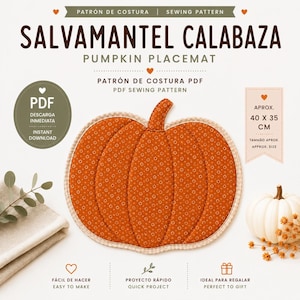 Puede incluir: Un patrón de costura PDF para un salvamantel con forma de calabaza, hecho de tela naranja quemado con un pequeño estampado floral blanco y un borde a cuadros beige. El texto indica SALVAMANTEL CALABAZA PUMPKIN PLACEMAT y APROX. 40 X 35 CM.