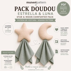 Puede incluir: Un patrón de costura para un pack de doudous estrella y luna de munestpattern. La imagen muestra dos juguetes de peluche, una estrella y una luna creciente, cada uno unido a un cuadrado de tela verde salvia. El texto incluye PACK DOUDOU ESTRELLA & LUNA.