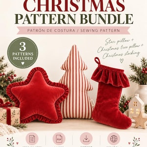 Puede incluir: Un paquete de patrones navideños con tres proyectos de costura: un cojín de estrella de terciopelo rojo con volantes, un cojín de árbol de Navidad a rayas rojas y blancas, y un calcetín navideño de terciopelo rojo. Texto: "CHRISTMAS PATTERN BUNDLE".