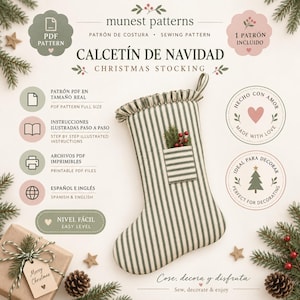 Può includere: Un cartamodello per una calza di Natale di munest patterns. La calza è realizzata in tessuto a righe verdi e bianche con un bordo arricciato e una piccola tasca contenente aghi di pino e bacche rosse. Il testo include PDF PATTERN.