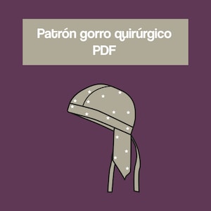 Op de afbeelding: Een patroon voor een chirurgische muts in PDF-formaat. De muts is lichtgrijs met witte sterpatronen. De tekst "Patrón gorro quirúrgico PDF" wordt in het wit weergegeven op een lichtbruine rechthoekige achtergrond.